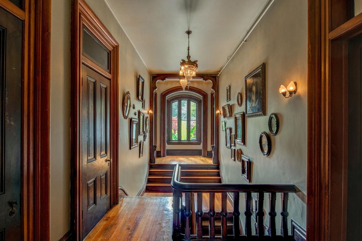 Imagini cu interiorul casei în care s-a filmat serialul Stranger Things: casa lui Vecna