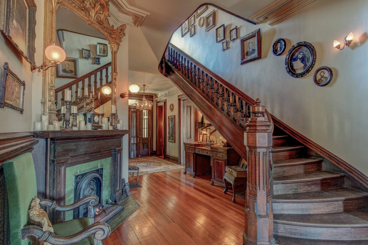 Imagini cu interiorul casei în care s-a filmat serialul Stranger Things: casa lui Vecna