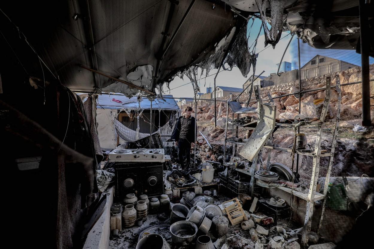 Echipele de apărare civilă şi rezidenţii au salvat răniţii şi i-au transferat la spitalele din apropiere