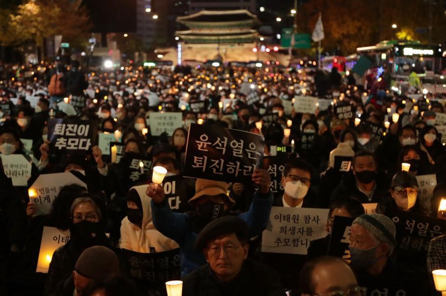 Peste 150 de oameni au murit călcaţi în picioare în Itaewon Peste 150 de oameni au murit călcaţi în picioare în Itaewon