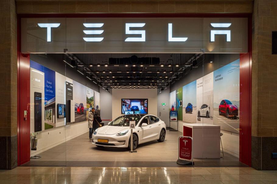 Elon Musk şi-a vândut acţiuni Tesla în valoare de 4 miliarde de dolari Elon Musk şi-a vândut acţiuni Tesla în valoare de 4 miliarde de dolari