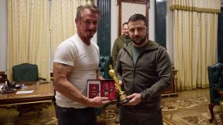 Actorul Sean Penn i-a oferit lui Volodimir Zelenski statueta sa Oscar, ca simbol al credinţei în victoria Ucrainei