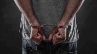 Un tânăr de doar 19 ani este acuzat că a violat o bătrână de 79 de ani, care locuia singură în judeţul Hunedoara