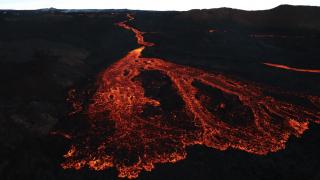 Erupţia din Hawaii continuă. Autorităţile recunosc că lava vulcanului Mauna Loa nu poate fi oprită