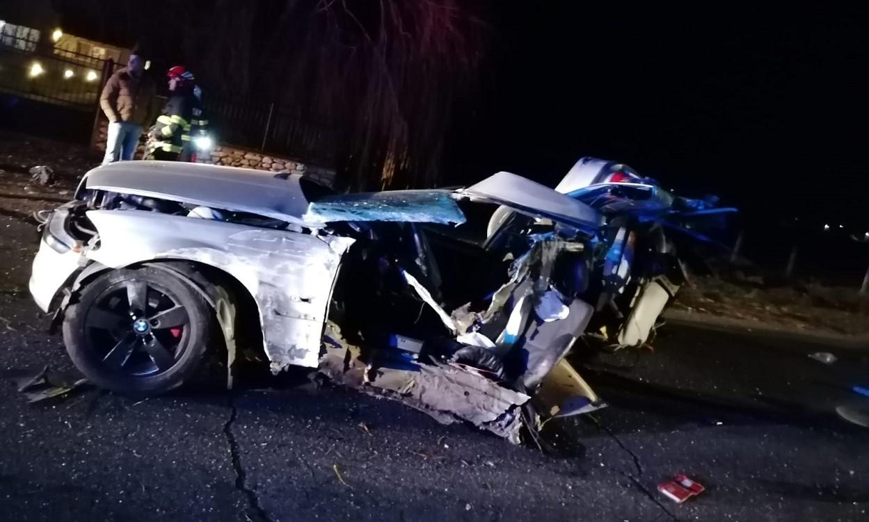 BMW rupt în două pe un drum din Hunedoara. Șoferul de 19 ani a fost găsit mort pe asfalt