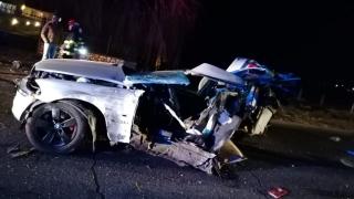 BMW rupt în două pe un drum din Hunedoara. Șoferul de 19 ani a fost găsit mort pe asfalt