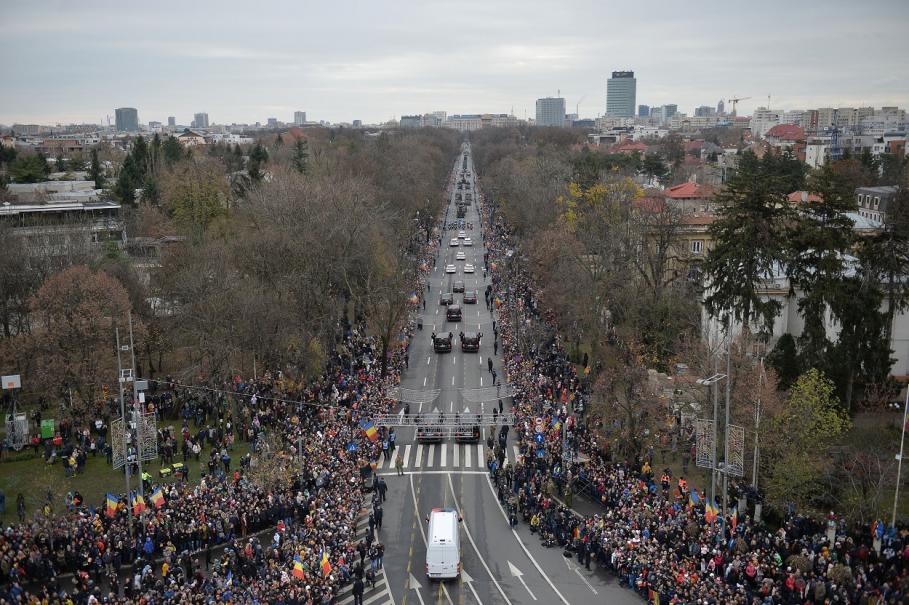 Parada militara organizata cu prilejul Zilei Nationale a Romaniei, in Piata Arcului de Triumf din Bucuresti