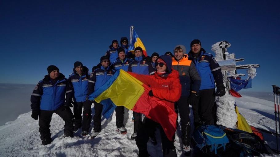 Observator Antena 1 pe acoperișul României, de 1 Decembrie. Andreea Țopan a dus tricolorul pe Vârful Moldoveanu Observator Antena 1 pe acoperișul României, de 1 Decembrie. Andreea Țopan a dus tricolorul pe Vârful Moldoveanu