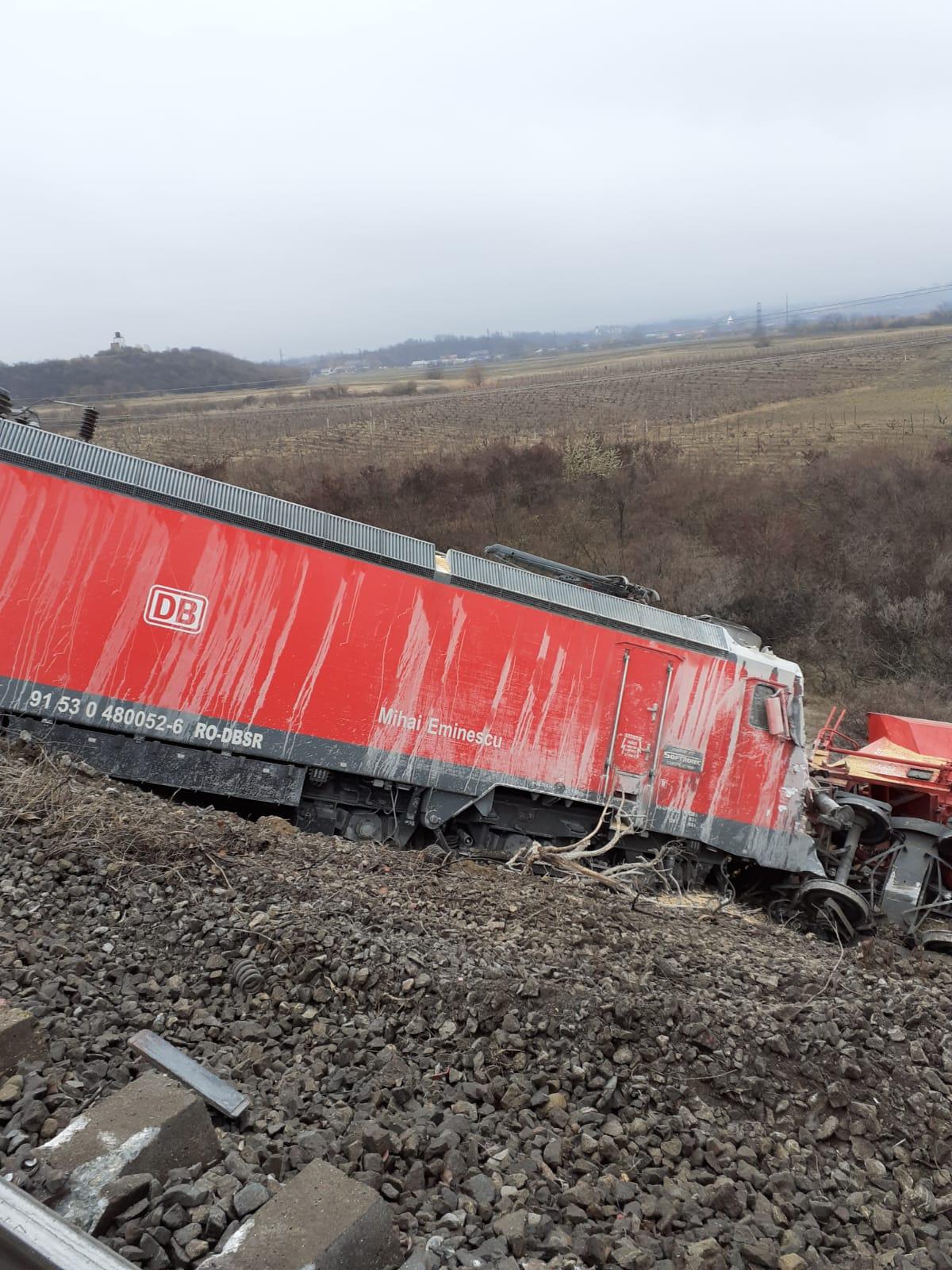 Coliziune între două trenuri de marfă care transportau cereale, în Vrancea. Una dintre garnituri s-a defectat în mers