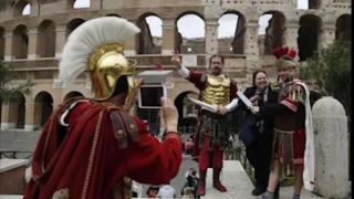 Trei italieni, arestați după ce s-au dat drept gladiatori. Șantajau turiștii și cereau până la 500 de euro pentru un selfie
