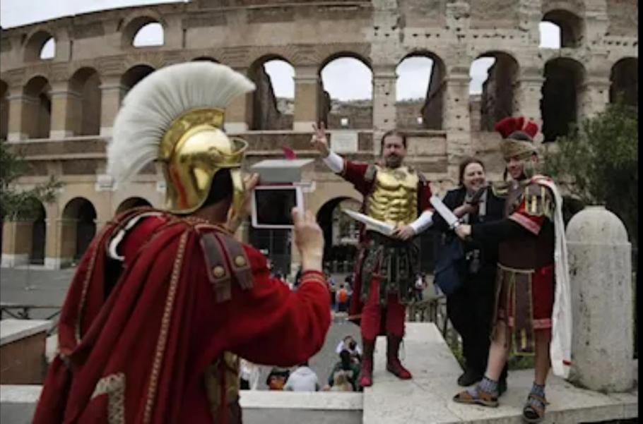 Trei italieni, arestați după ce s-au dat drept gladiatori. Șantajau turiștii și cereau până la 500 de euro pentru un selfie Șantajau turiștii și cereau până la 500 de euro pentru un selfie