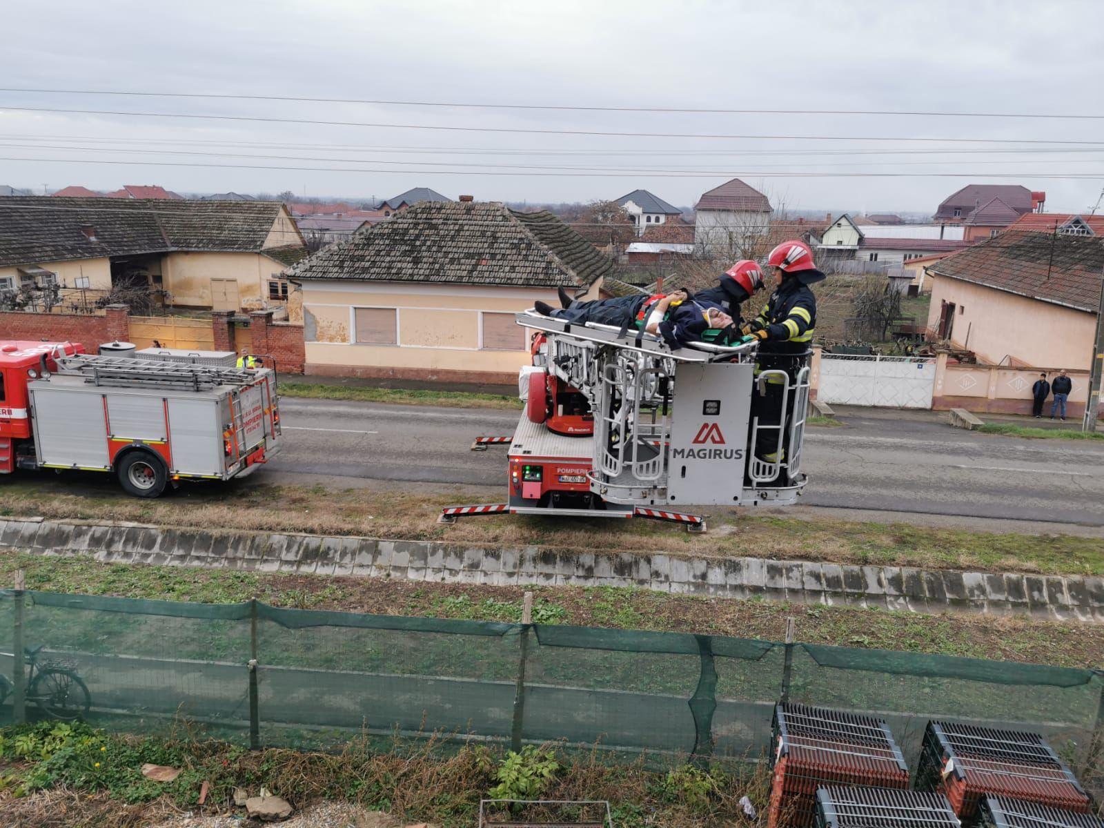 Două victime, între care un copil de 9 ani, transportate la spital, în urma unui incendiu izbucnit în Prahova: 11 persoane, evacuate