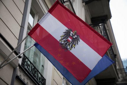 Steagurile Austriei și Uniunii Europene