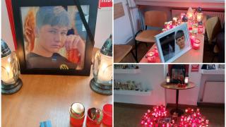 Altar de lumânări în banca lui Cosmin, adolescentul de 15 ani ucis de un şofer băut în Buzău: "Ochii încărcați de lacrimi spun mai mult decât orice cuvânt"