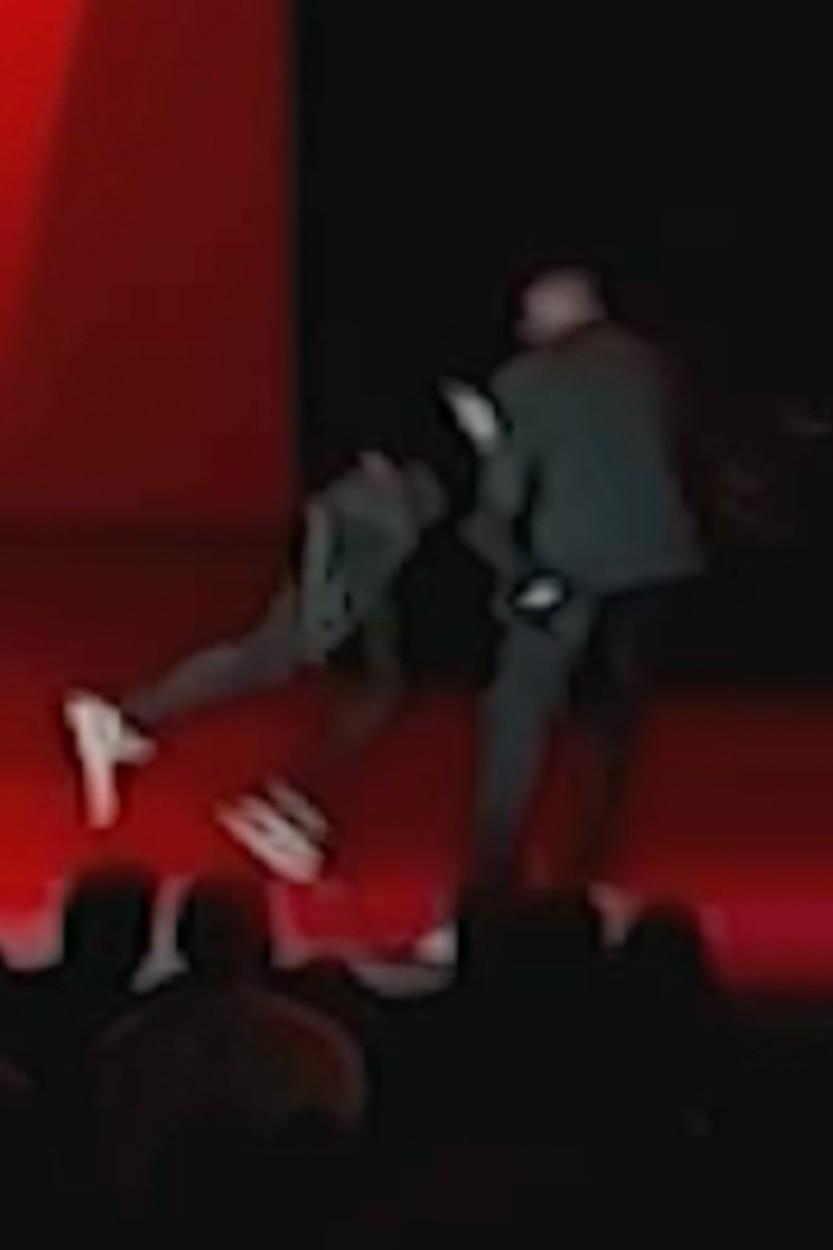 Agresorul, un bărbat înarmat cu un cuţit şi un pistol fals, a fost pus la pământ imediat de gărzile corp ale actorului