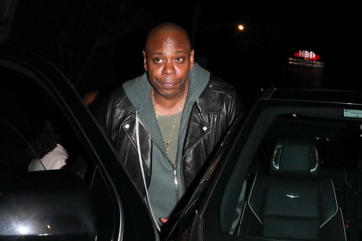 Agresorul, un bărbat înarmat cu un cuţit şi un pistol fals, a fost pus la pământ imediat de gărzile corp ale actorului