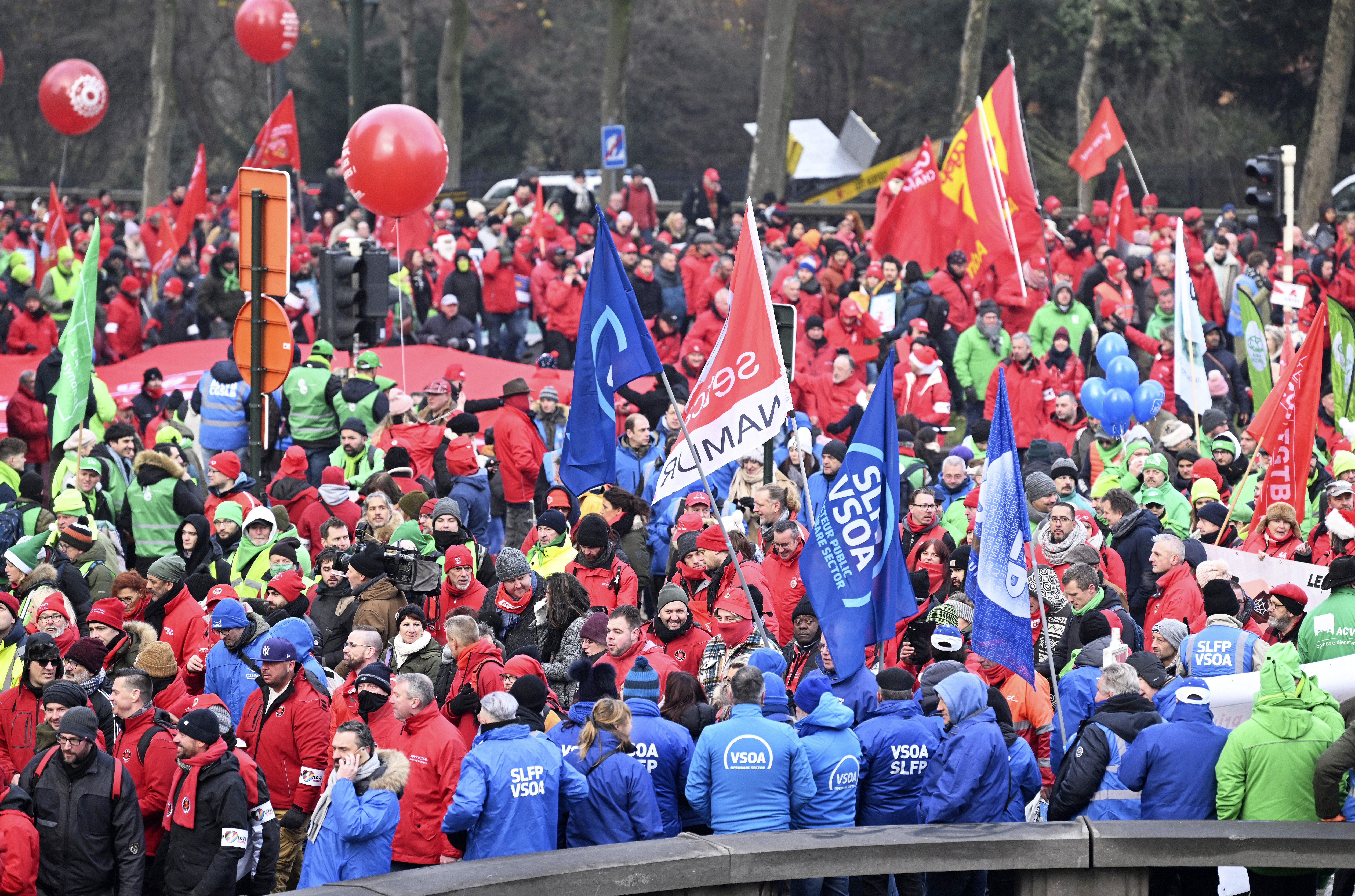Mii de oameni au protestat în Bruxelles faţă de creşterea costului vieţii. Manifestanţii au perturbat summit-ul Uniunii Europene