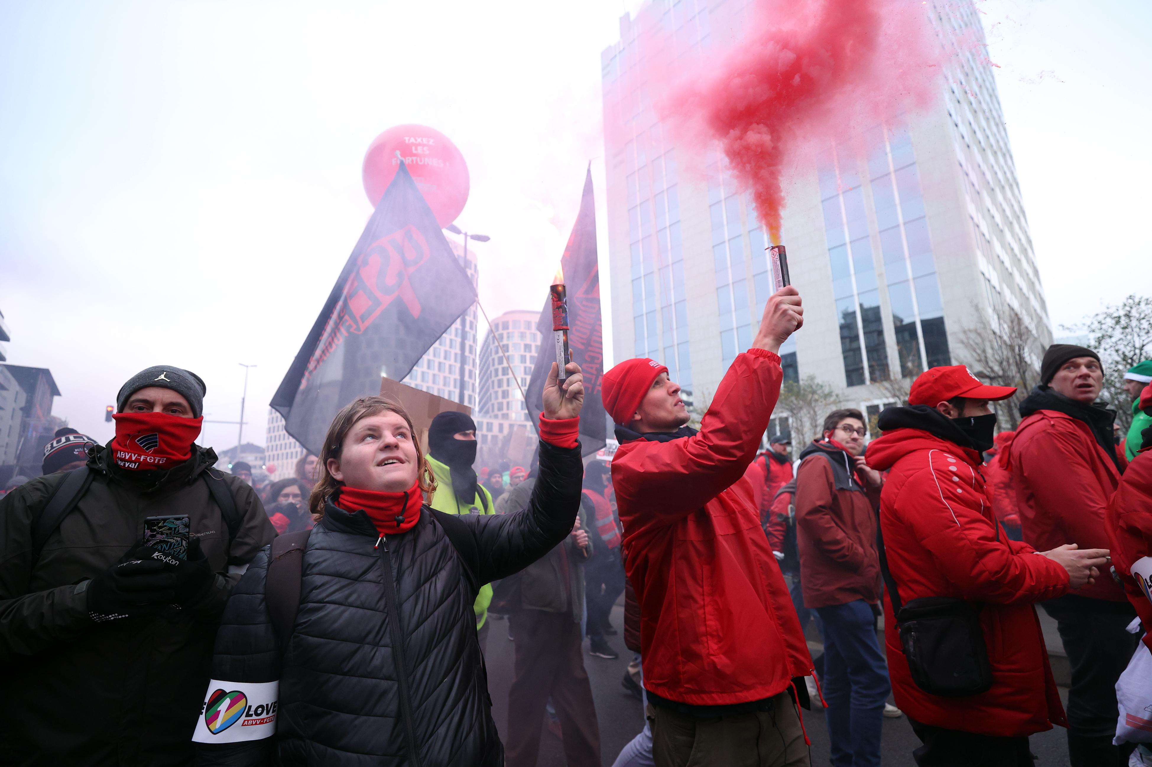 Mii de oameni au protestat în Bruxelles faţă de creşterea costului vieţii. Manifestanţii au perturbat summit-ul Uniunii Europene