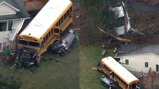 Șapte copii au ajuns la spital după ce autobuzul școlar în care se aflau s-a izbit de o casă, în New York