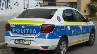 Un tânăr din Drobeta s-a speriat de polițiști și a căzut de la etaj. Se încuiase în cameră și amenința că își dă foc dacă soția divorțează