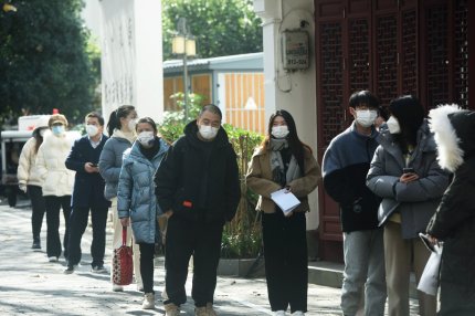 oameni stau la coadă pentru un test COVID în Shanghai, China, 21 decembrie 2022