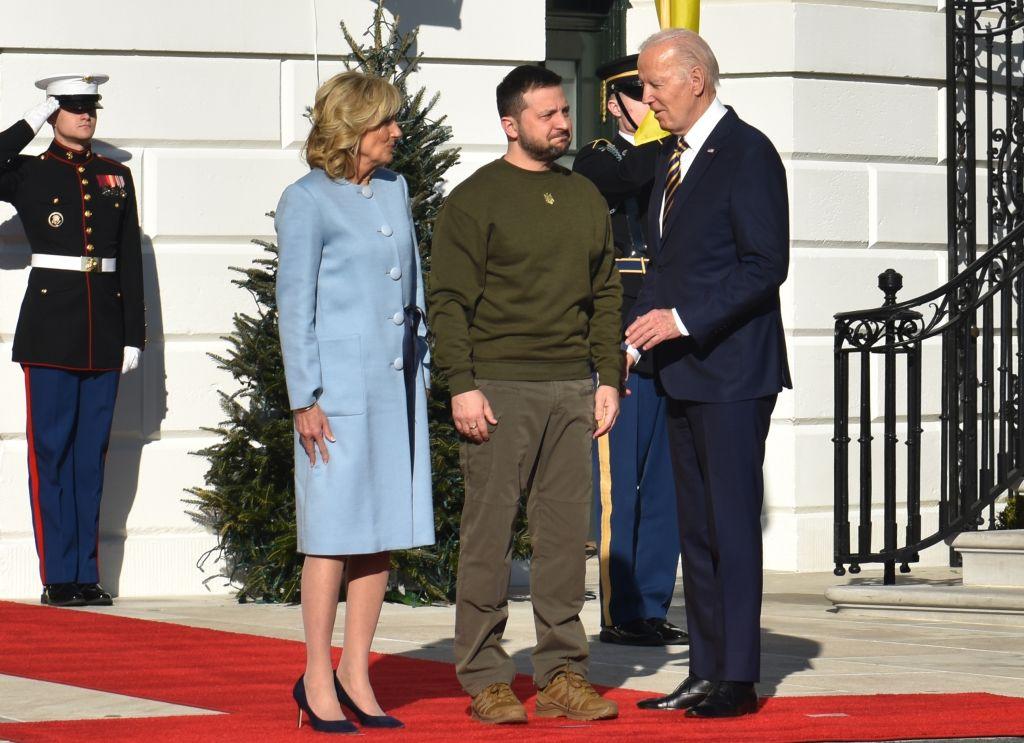 De ce nu a purtat Zelenski costum la întâlnirea cu Biden şi în Congresul SUA. Unii îl critică dur, alţii îl compară cu Churchill Volodimir Zelenski