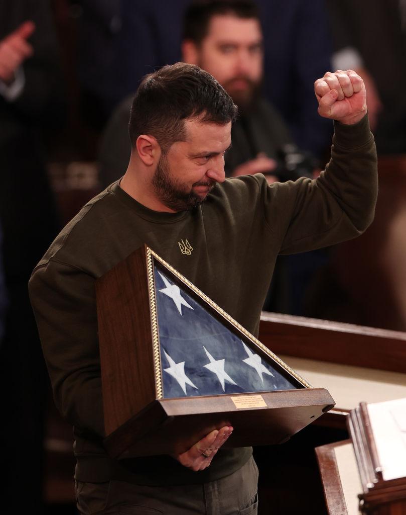 De ce nu a purtat Zelenski costum la întâlnirea cu Biden şi în Congresul SUA. Unii îl critică dur, alţii îl compară cu Churchill Volodimir Zelenski