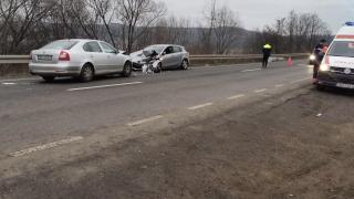 Un șofer de 45 de ani a făcut o depășire periculoasă și a băgat 6 oameni în spital, la Sibiu. Printre victime se numără trei copii