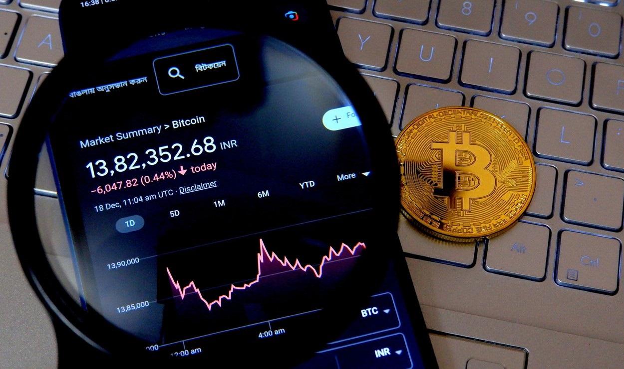 Colaps pe piața criptomonedelor. Valoarea bitcoin a scăzut cu 63% în 2022