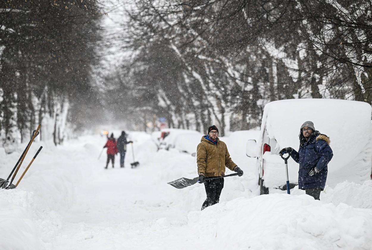 Viscolul secolului a ucis zeci de americani, unii sunt blocaţi în mașini de peste două zile. Familii cu copii care au îngheţat de frig: "Sfâşietor"