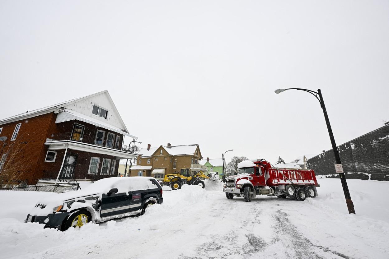 Viscolul secolului a ucis zeci de americani, unii sunt blocaţi în mașini de peste două zile. Familii cu copii care au îngheţat de frig: "Sfâşietor"