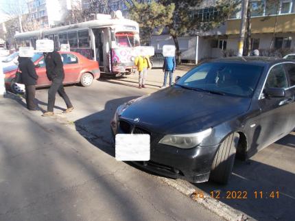 O șoferiță din Brăila și-a parcat BMW-ul pe linia de tramvai, pentru că se grăbea să nu piardă programarea la gene