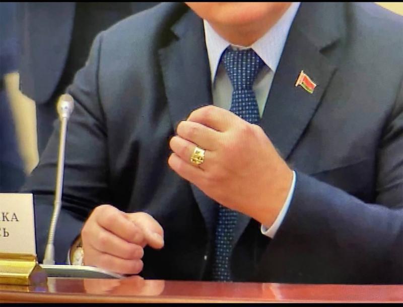 O glumă a Kremlinului sau un suvenir inocent? Vladimir Putin le-a dăruit prietenilor săi președinți opt inele de aur