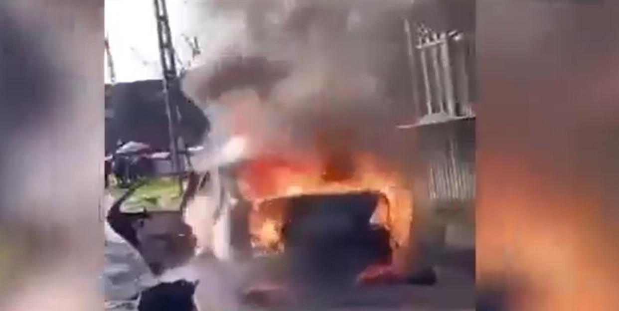 I-a luat foc maşina, în mers, la câteva momente după ce a ieşit cu ea din service. Un bărbat din Maramureş s-a salvat în ultima clipă din autovehicul