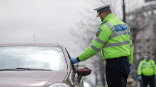 Culmea tupeului: Un bărbat care a făcut închisoare pentru încălcarea codului rutier a fost prins conducând fără permis, în Giurgiu
