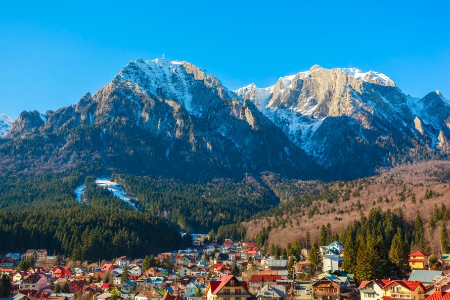 Munții Bucegi Munții Bucegi văzuți din stațiunea Bușteni