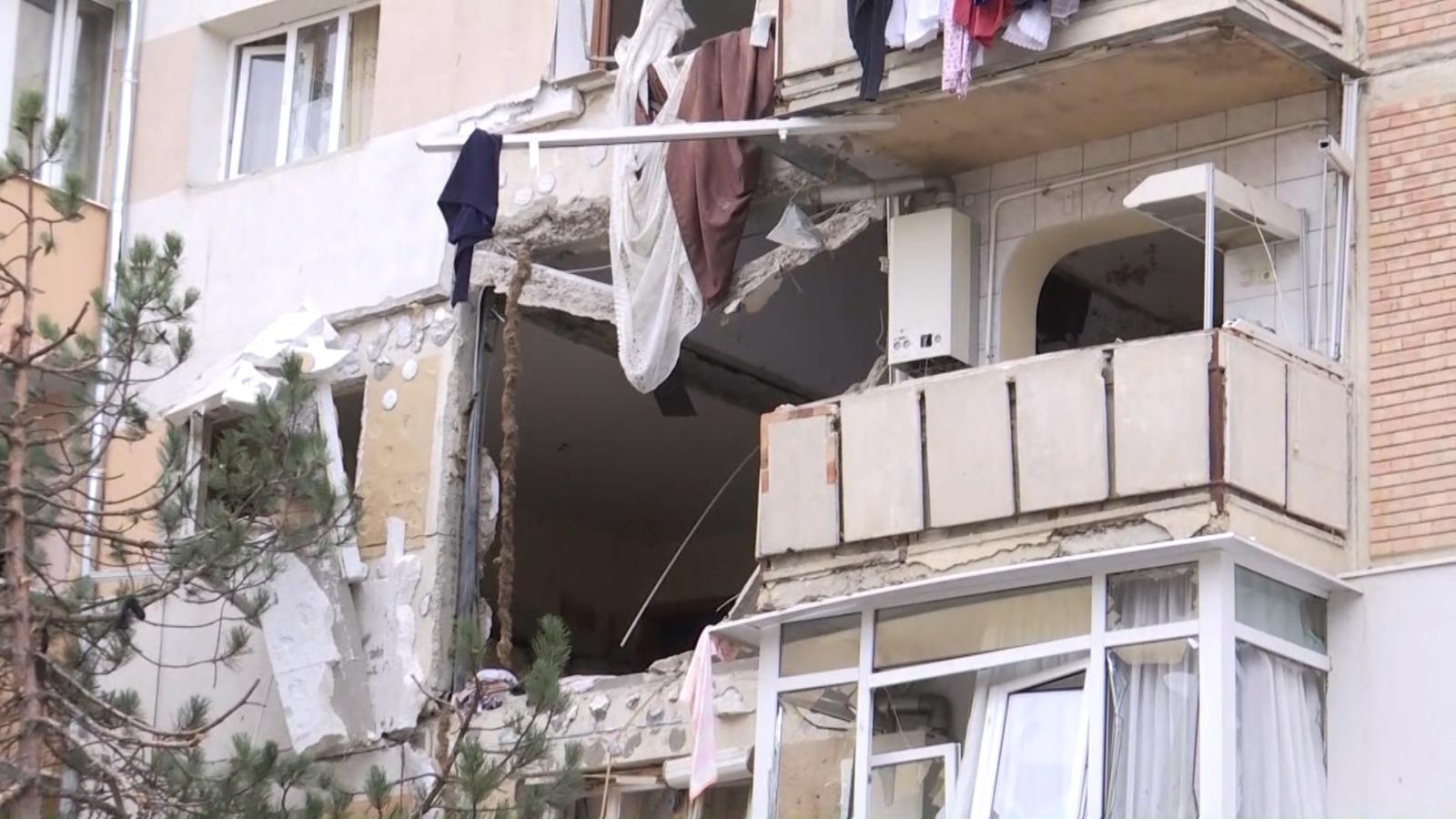 Filmul exploziei din Suceava: apartamente distruse și mașini avariate. Un bărbat a fost aruncat afară din imobil