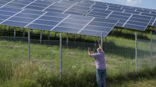 Ministrul Energiei susţine că "taxa pe soare" este un fake news: "Prosumatorii nu vor plăti absolut nicio taxă pentru energia consumată şi produsă"