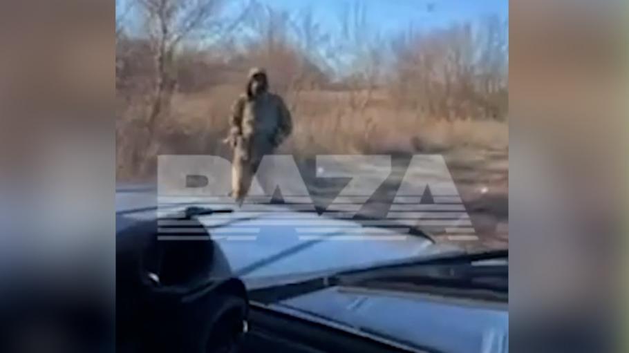 Un bărbat "îmbrăcat în haine de camuflaj" a deschis focul asupra poliţiştilor într-un orăşel rusesc aflat la 20 km de graniţa cu Ucraina Un bărbat "îmbrăcat în haine de camuflaj" a deschis focul asupra poliţiştilor într-un orăşel rusesc aflat la 20 km de graniţa cu Ucraina