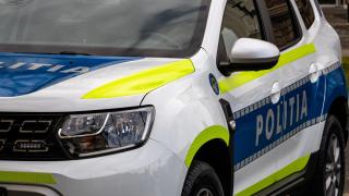 Un şofer din Dâmboviţa a ignorat semnalele poliţiştilor, a lovit autospeciala şi şi-a continuat cursa. Agenţii au tras trei focuri pentru a-l opri