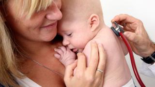 Părinţii din Noua Zeelandă care nu şi-au lăsat bebeluşul să fie operat cu transfuzii de "sânge vaccinat" au pierdut tutela