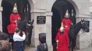 Momentul în care un soldat din Garda Regală țipă la o femeie, după ce i-a lovit calul de trei ori