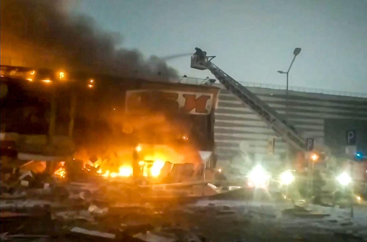 Incendiu uriaş, la un centru comercial din Rusia