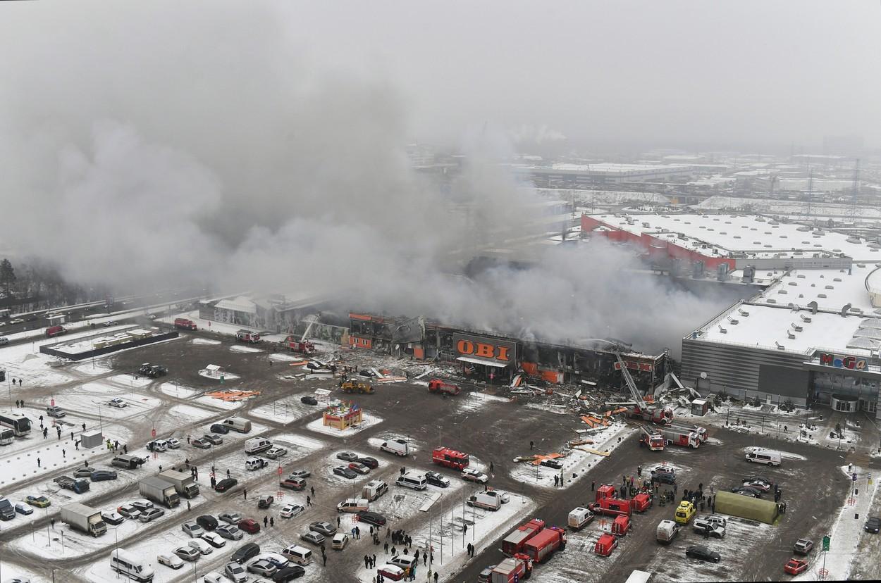 Incendiu uriaş, la un centru comercial din Rusia