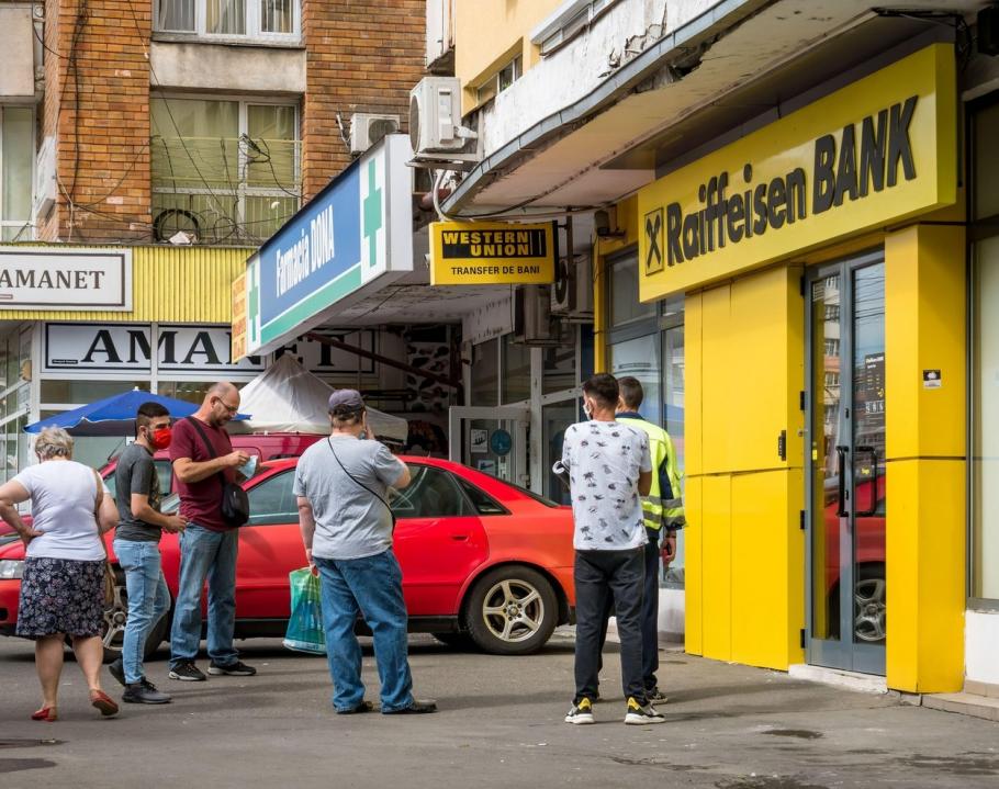 Raiffeisen Bank a returnat 13,4 milioane de euro către 5.530 de clienţi Raiffeisen Bank a returnat 13,4 milioane de euro către 5.530 de clienţi