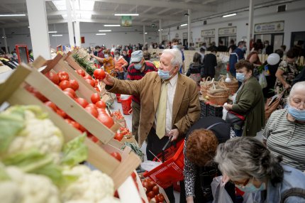 Pensionari cu mască de protecţie într-un supermarket