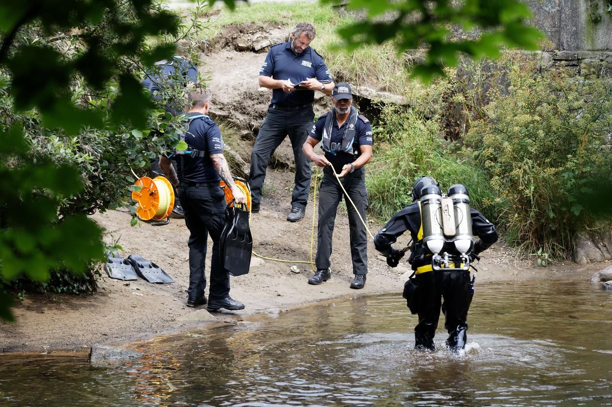 Apropiaţii au făcut un altar de flori în apropiere de casa copilului