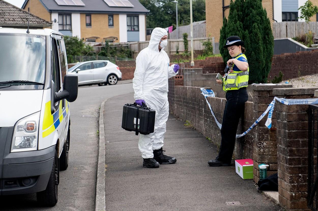 Apropiaţii au făcut un altar de flori în apropiere de casa copilului