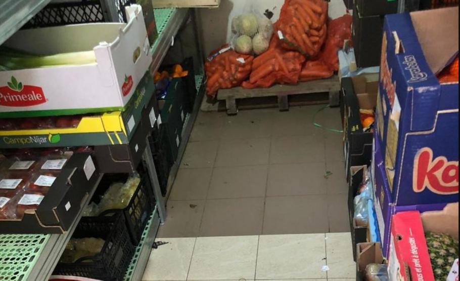 Şase magazine Profi din Bucureşti, închise temporar de ANPC. Comisarii au găsit mizerie de nedescris şi produse expirate şi au dat amenzi uriaşe Şase magazine Profi din Bucureşti, închise temporar de ANPC. Comisarii au găsit mizerie de nedescris şi produse expirate şi au dat amenzi uriaşe
