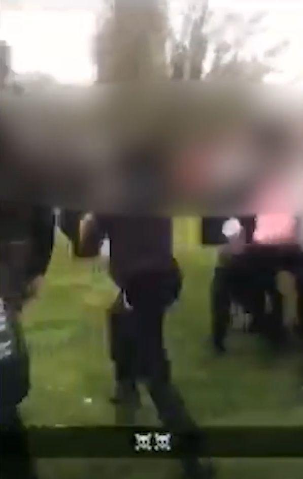 Două eleve au fost bătute și umilite de o bandă de 30 de adolescenți din Leeds